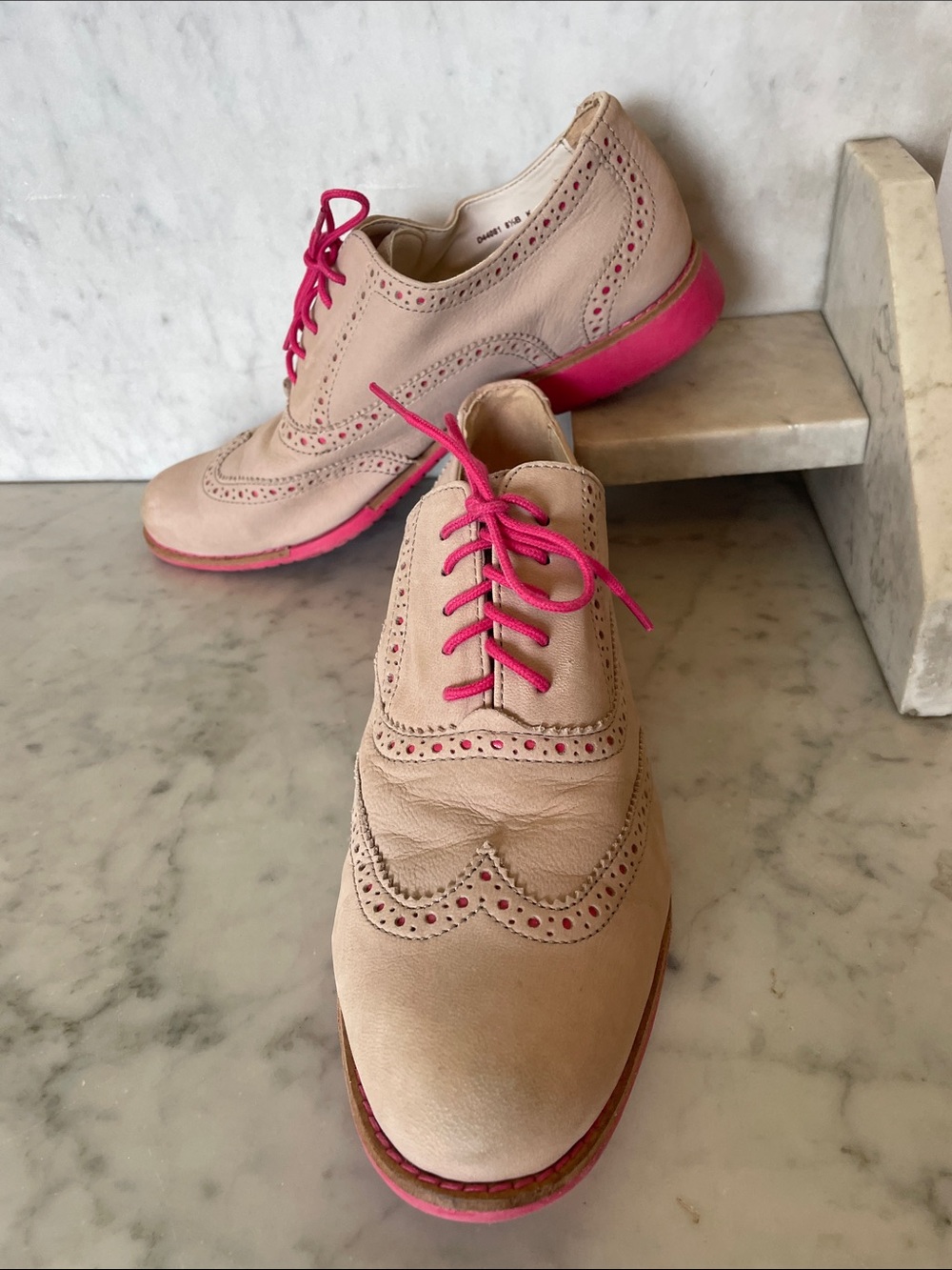 COLE HAAN Gramercy Wingtip Oxfords Beige Nubuck Leather Hot Pink Sole 8.5